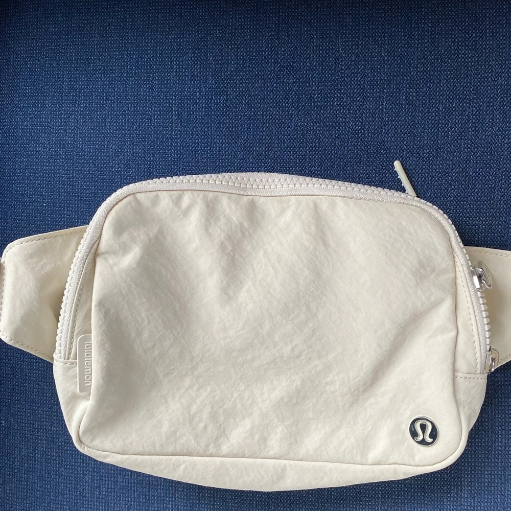 Lululemon Athletica Everywhere Belt Bag Large Cream Crossbody Bag - Picture 1 of 10